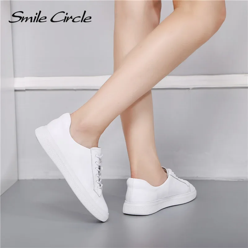 Женские кроссовки Smile Circle черные и белые из натуральной кожи на плоской платформе