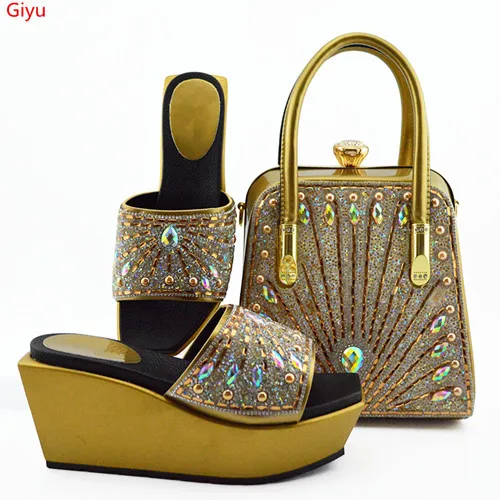 Красивая обувь и сумка в комплекте золотого цвета комплект из итальянских туфель