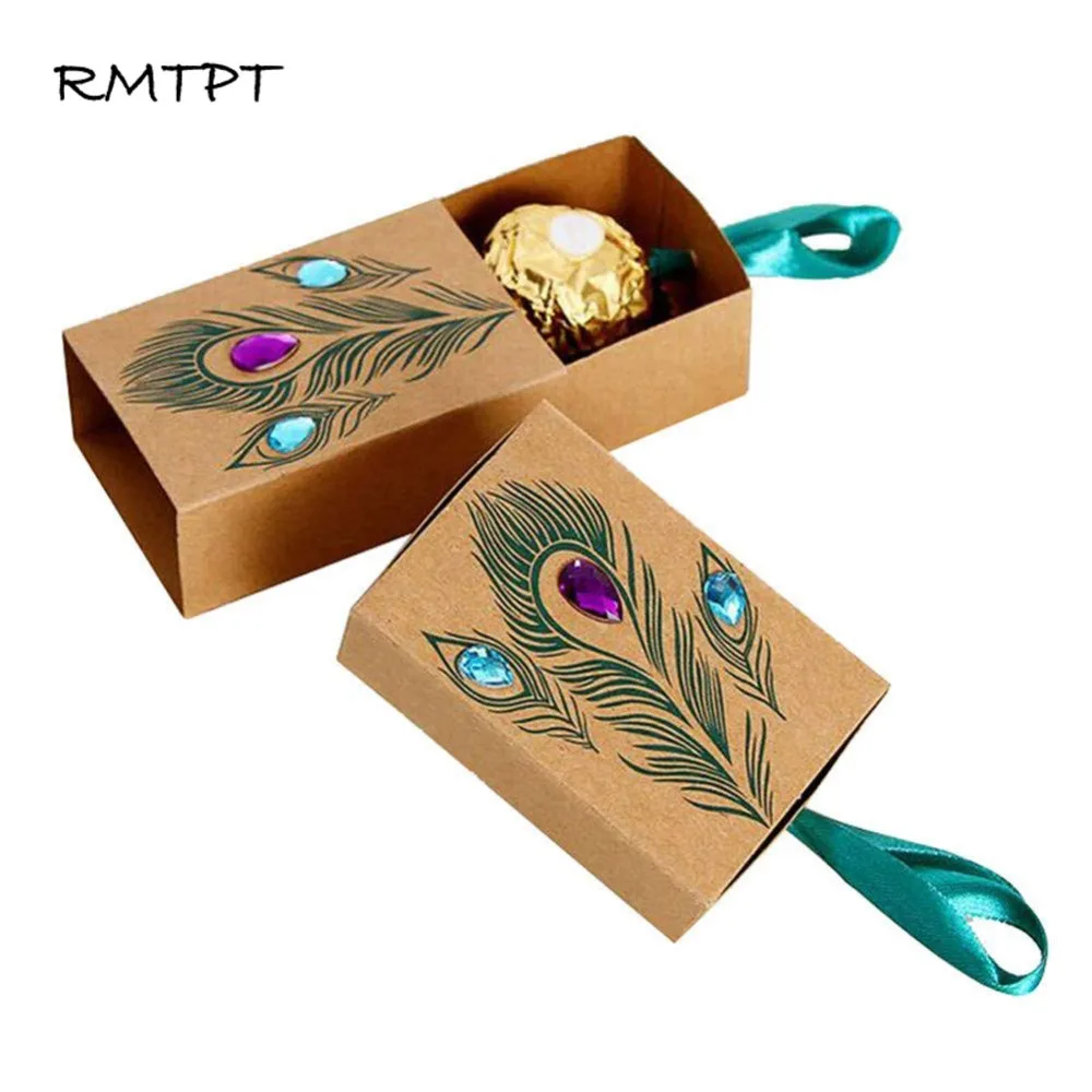 

RMTPT 50Pcs/L Peacock Feather Candy Boxes Drawer Design Wedding Favors Faux Rhinestone Kraft Paper Gift Boxes 7.5x5x3cm