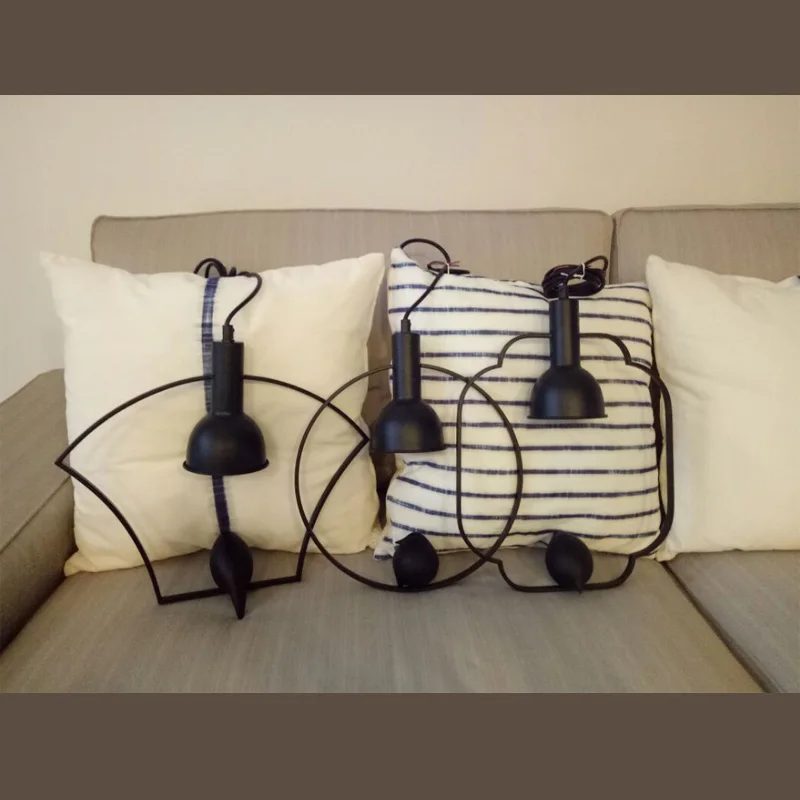 Спальня с черными деревенскими железными подвесными светильниками Северные