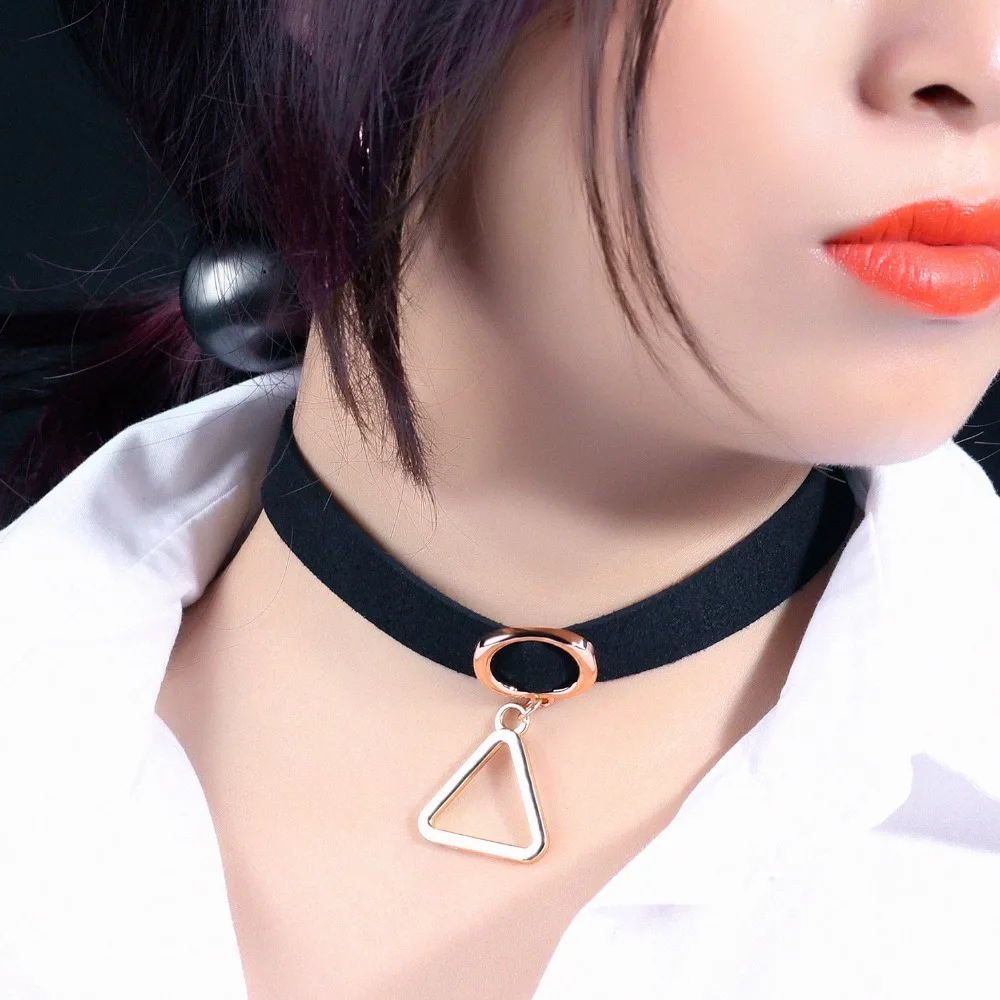 Новогодняя цепочка с подвеской в виде треугольника серебряного цвета|choker