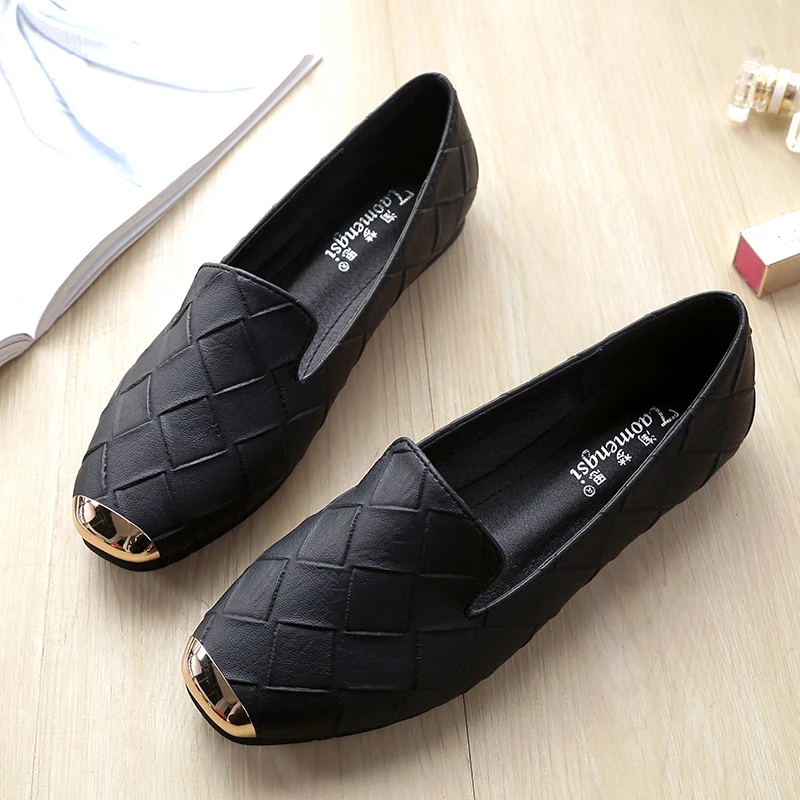 Туфли женские с квадратным носком и металлическим украшением лоферы