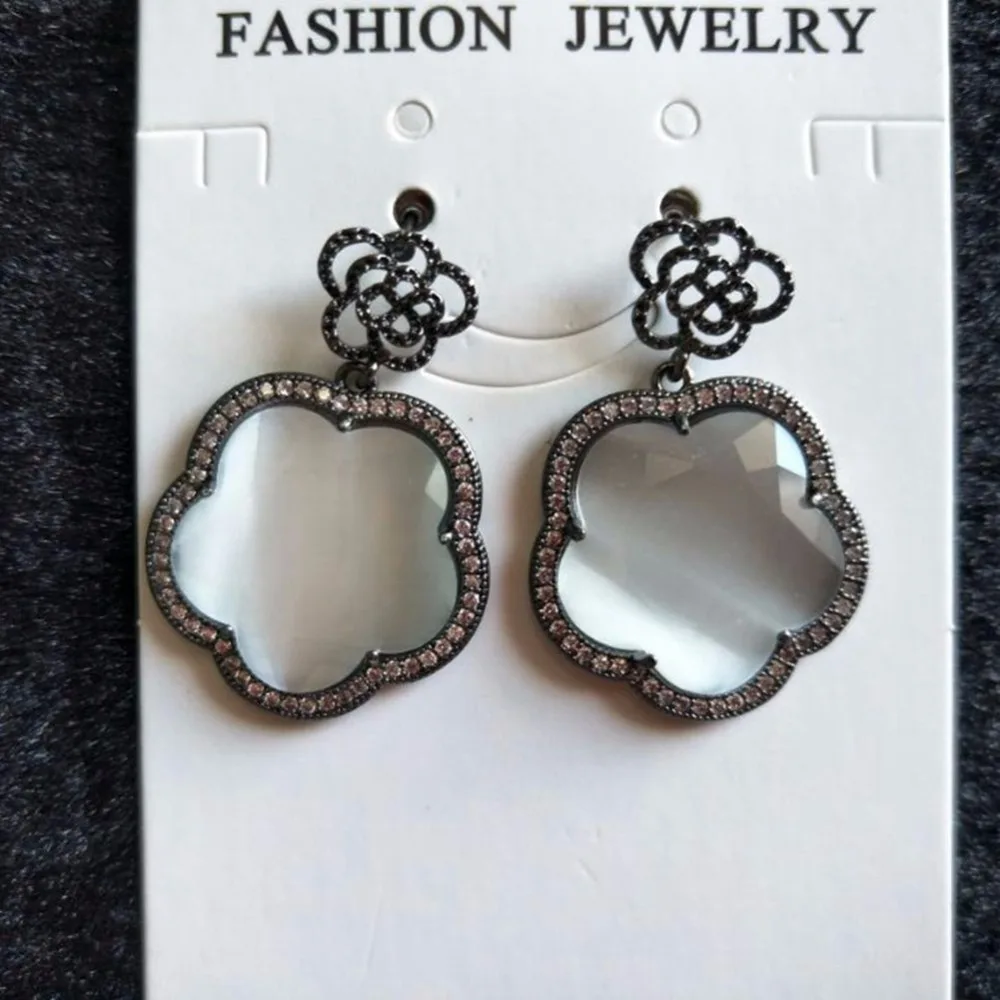 Серьги с камнями в форме цветка оникса серьги необычные для женщин