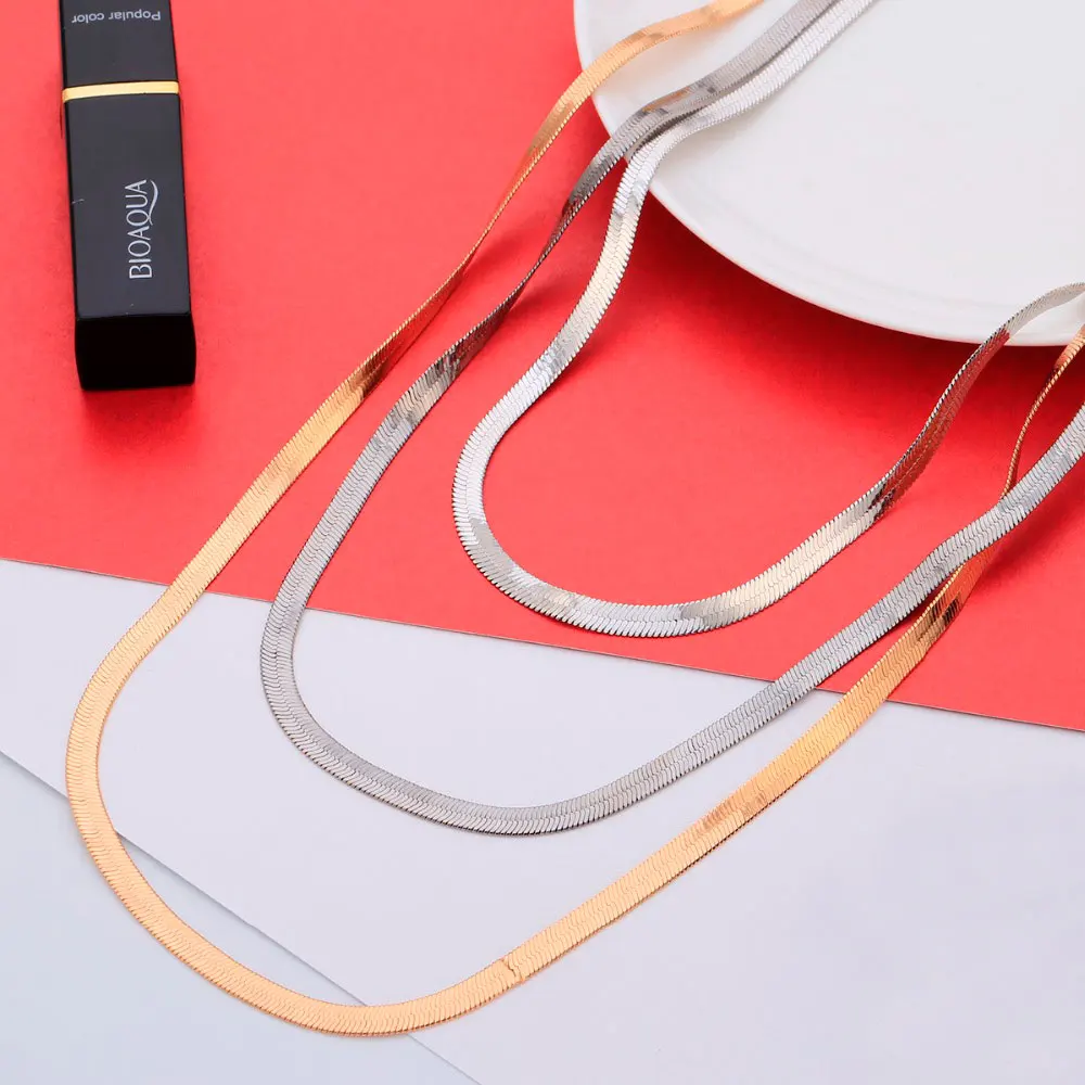 Женское многослойное длинное ожерелье золотого цвета разных цветов на свитере