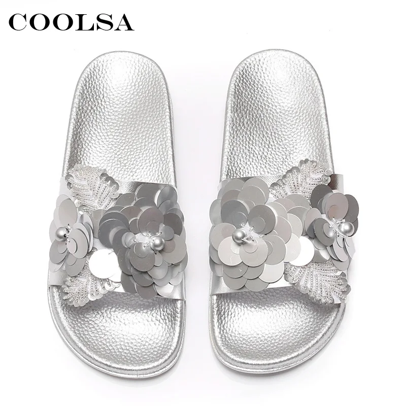 Серебристый Coolsa летние женские пляжные шлепанцы цветы Bling Сандалии для девочек плоской подошве Нескользящие Блёстки дамы желе Направляющие дома вьетнамки повседневная обувь - Цвет: Серебристый