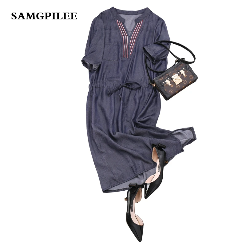 Весеннее женское платье а-силуэта с коротким рукавом и аппликацией длиной до