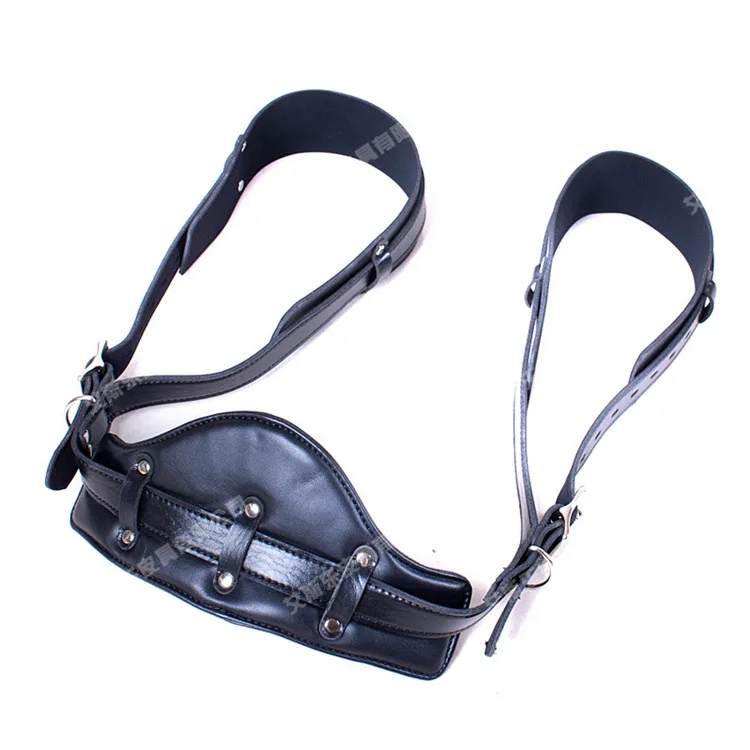 Черная кожаная обтягивающая бедра нога флирт с тюремными ограничениями