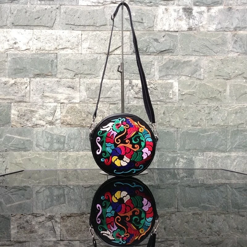 Круглая кожаная сумка через плечо с вышивкой в этническом стиле женская
