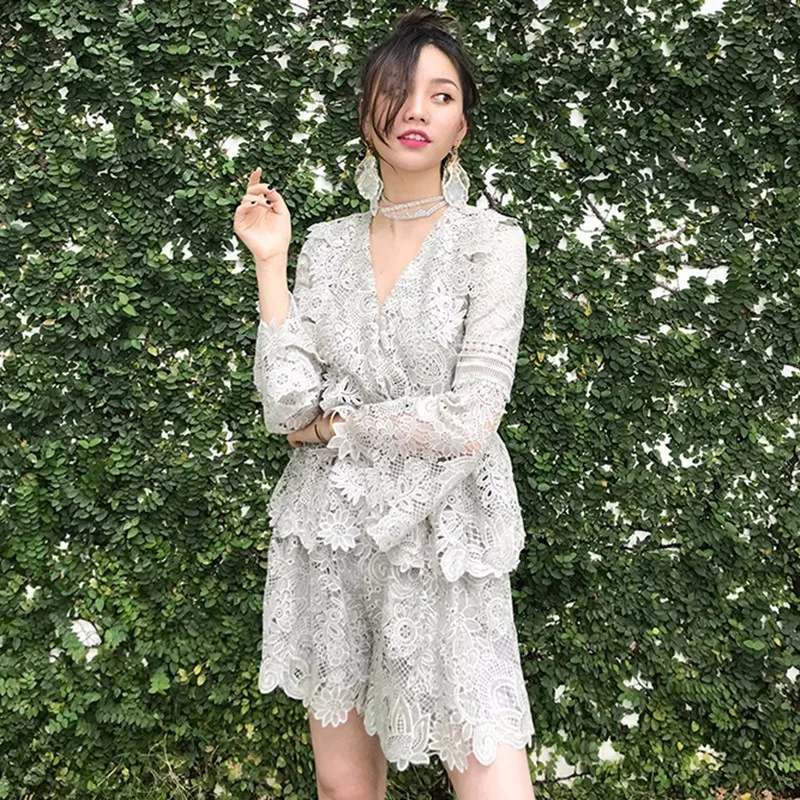 TWOTWINSTYLE кружевная блузка рубашка женская с расклешенными рукавами сексуальный v