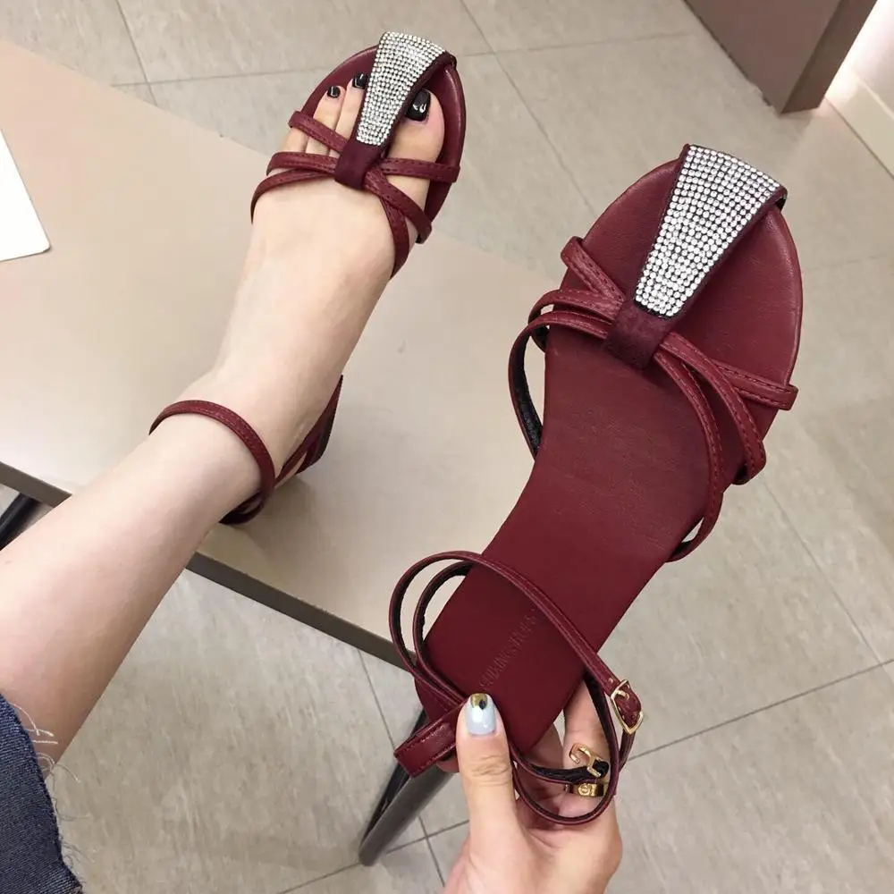 Сандалии на плоской подошве с закрытым носком в римском стиле женские