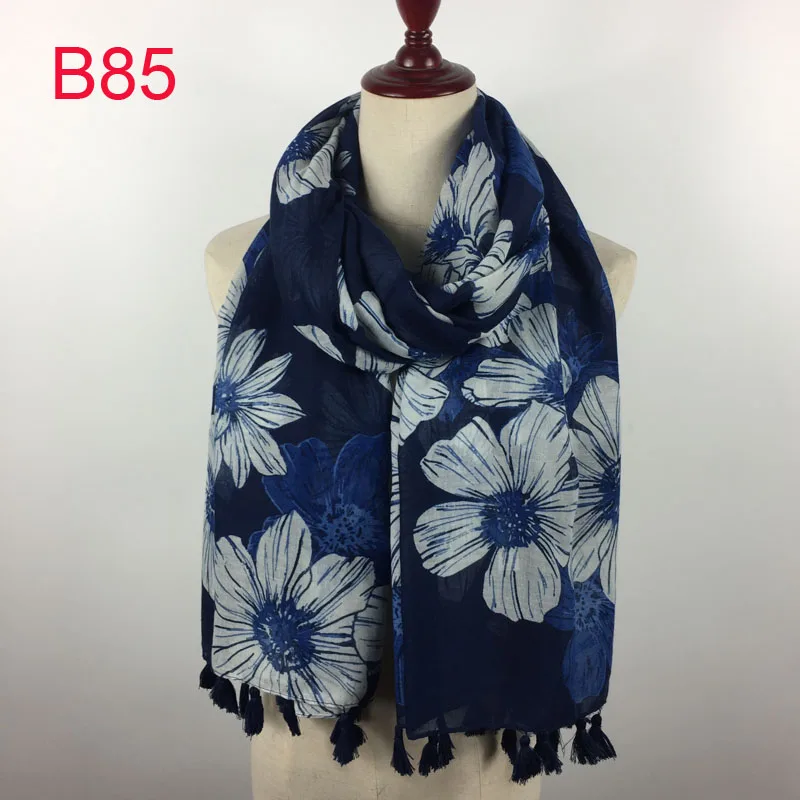 2017 Fashionable Women poncho scarfs Spring tribal print blouses autumn Summer beach cover up shawl with fringe lady tassel |