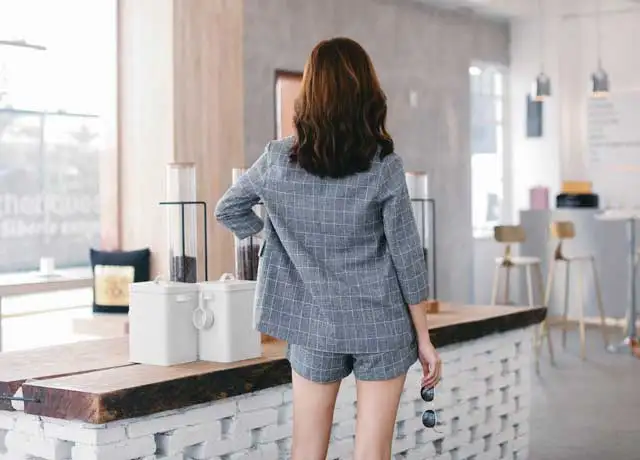 Женский костюм из двух предметов клетчатый двубортный с короткими брюками и