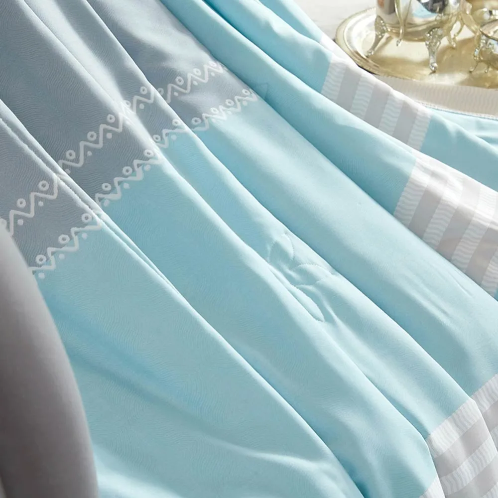 Стеганое одеяло в полоску голубого и серого цвета мягкое стеганое из