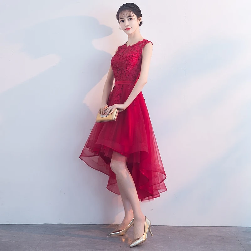 Женское вечернее платье винно-красного цвета с кружевной аппликацией короткое