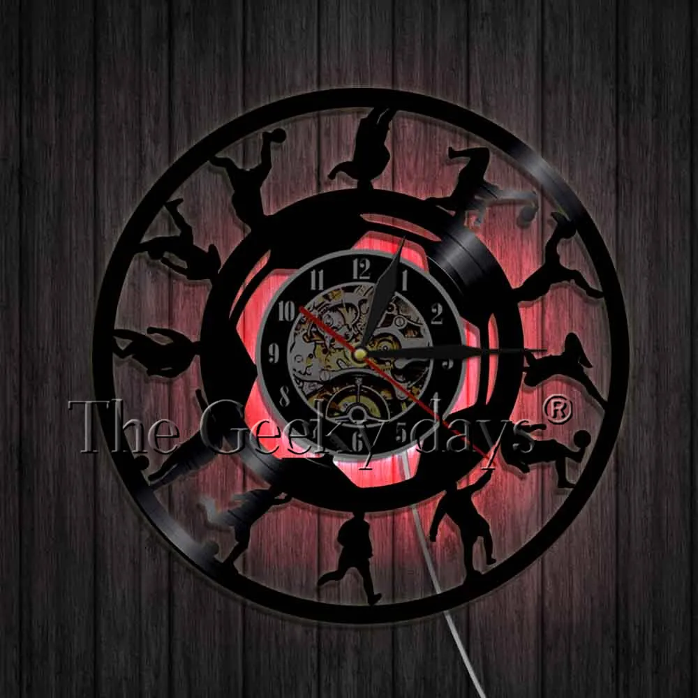 Настенные часы с силуэтом игрока в футбол современный дизайн виниловые 3D