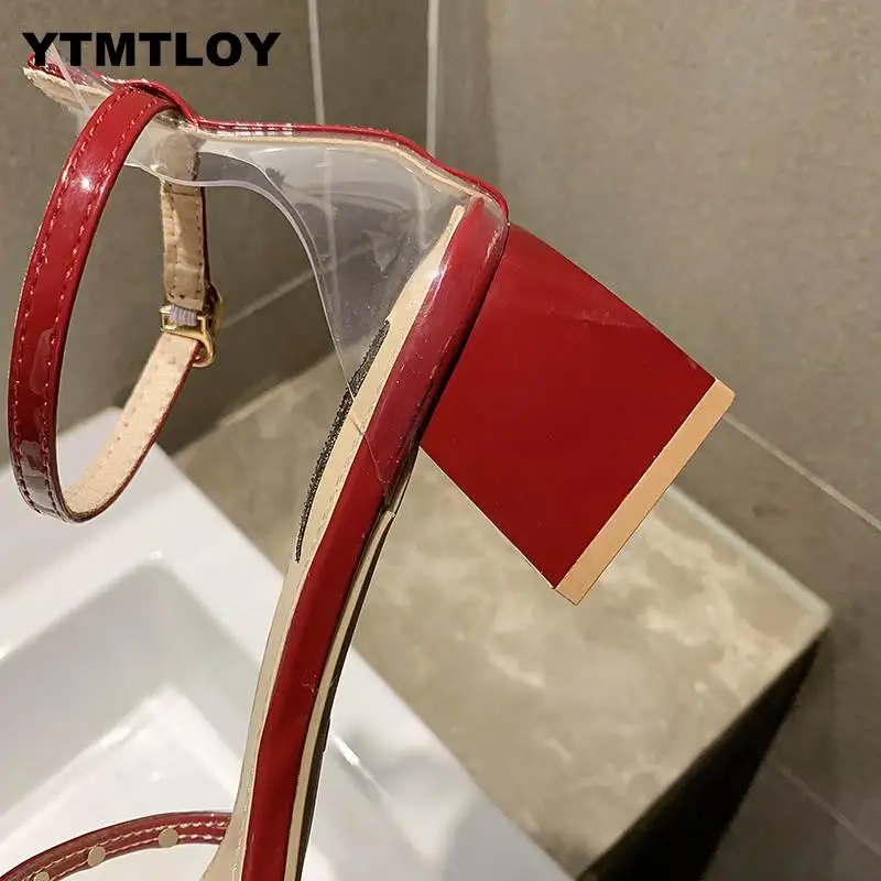 Женские босоножки; модные летние туфли-лодочки на высоком каблуке с ремешком и пряжкой; женская обувь; цвет винный, красный; пикантные роскошные босоножки на квадратном каблуке с заклепками; Zapatos