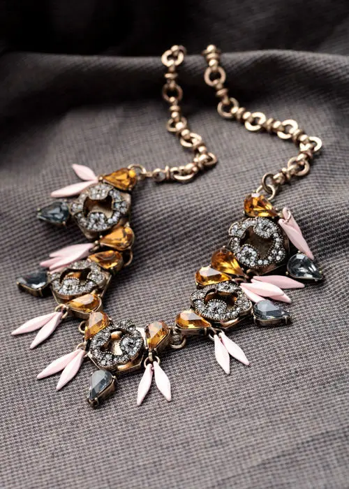 Оптовая цена винтажное женское вечерние жерелье из акрилового стекла под