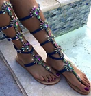 Богемные стильные летние сандалии на плоской подошве, гладиаторы, золотые стразы, женские сапоги до колена с ремешком и пряжкой, пляжная обувь с кристаллами