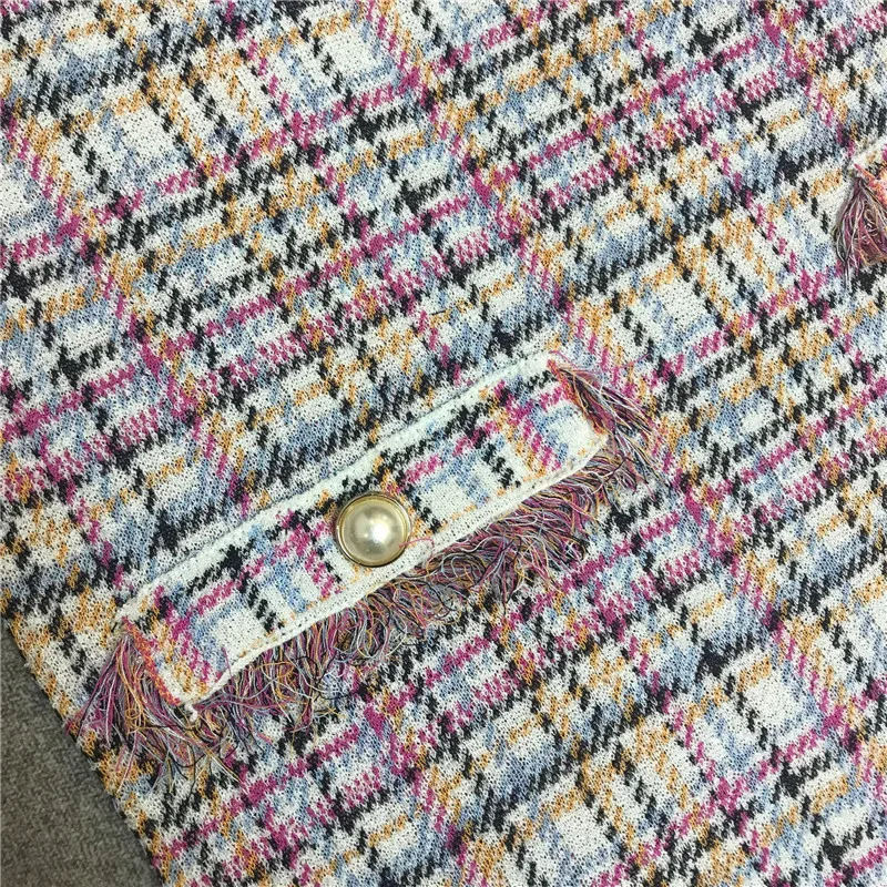 Роскошное женское трикотажное платье в клетку с круглым вырезом и