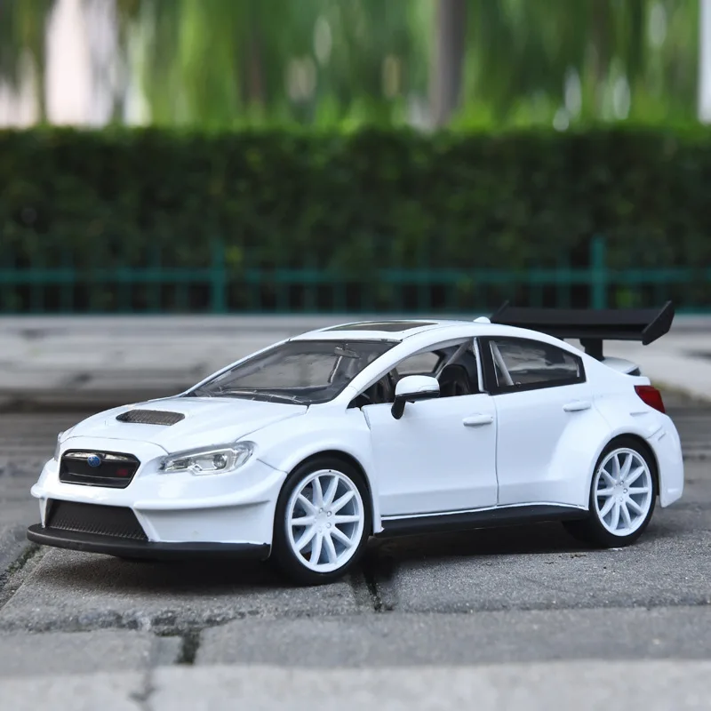 Модель спортивного автомобиля из сплава в масштабе 1:24 игрушечный автомобиль для