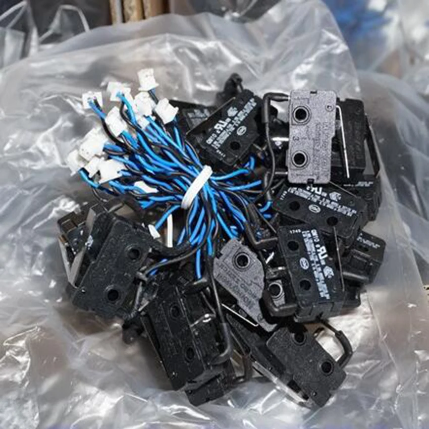 

Small micro switch limit switch QM10 3 feet black 0.5A,125/250VAC and 0.1A,48VDC
