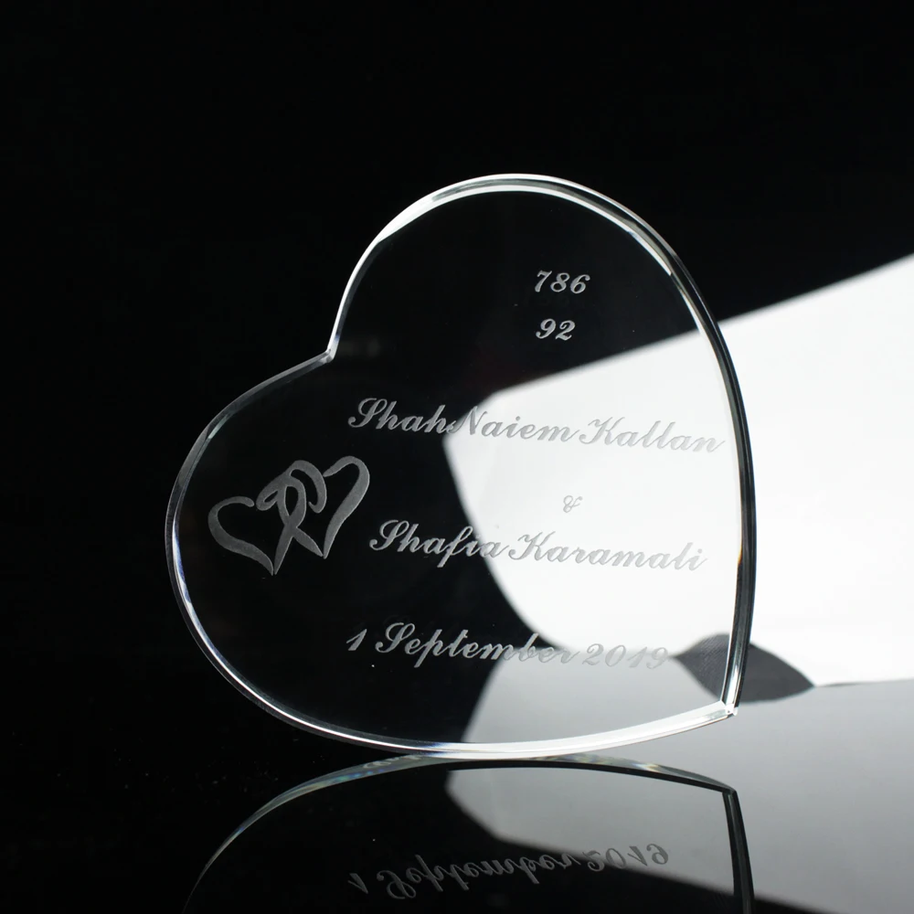 

Быстрая доставка 5-7 дней прибытие 50 шт на заказ гравировка хрустальный стеклянный в форме сердца пресс-папье индивидуальный свадебный подарок для гостей