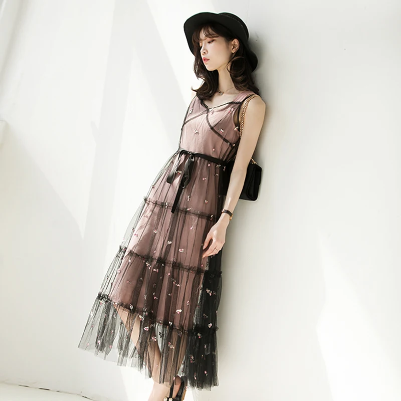 Розовый сарафан с черным кружевом вышивкой | Женская одежда