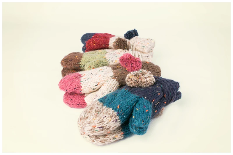 Модные разноцветные зимние женские перчатки ручной вязки с помпоном, теплые шерстяные внутри кашемировые толстые варежки для женщин, женская подвесная веревка