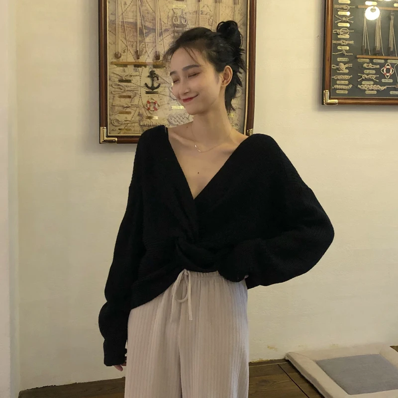 Женский короткий пуловер с длинным рукавом и v-образным вырезом однотонный