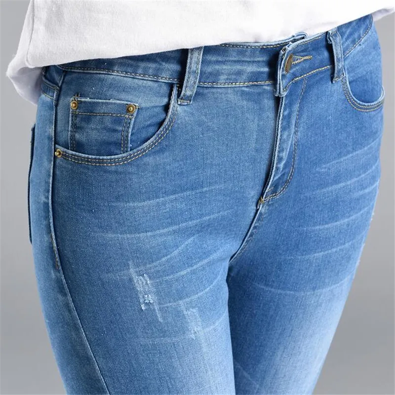 Женские джинсовые брюки-карандаш с цветочной вышивкой Hiawatha весна 2020 модные