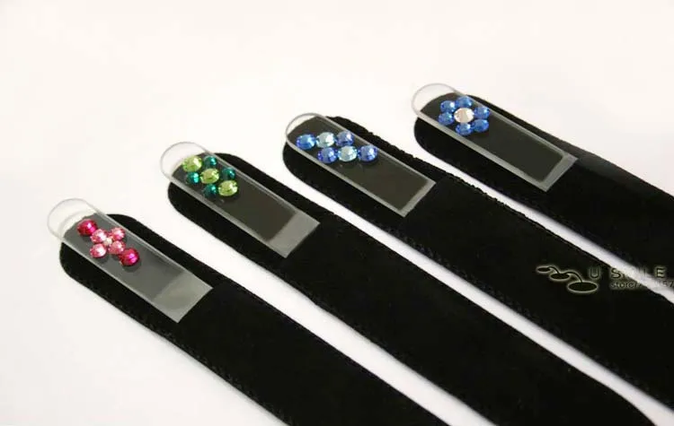 Набор для маникюра с кристаллами в черных бархатных мешочках/рукавах 8 цветов на
