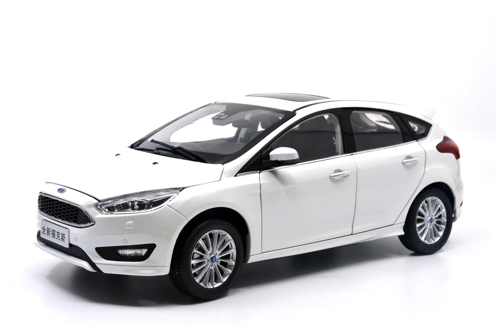 Модель Paudi 1/18 1:18 весы Ford все новые фокус белый литой модельный автомобиль игрушка, модель автомобиля двери открытые