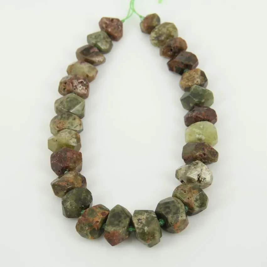 Из натурального зеленого граната граненое самородное золото бусины, подвески ювелирные изделия, центр просверленные необработанные камни вырезанные плитки ожерелье