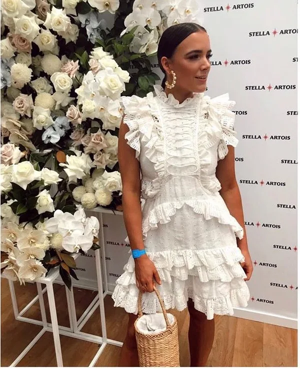 Новинка 2019 года сезон весна лето темперамент знаменитостей белое платье без