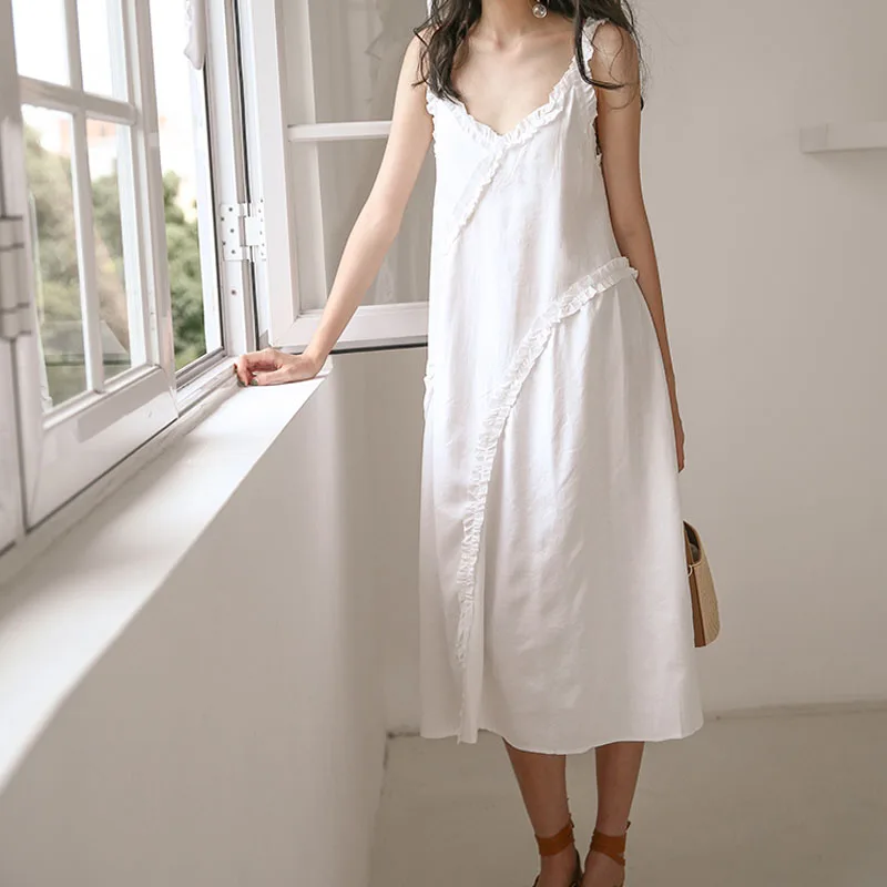 Возможно платье средней длины без рукавов с v образным вырезом черно белое