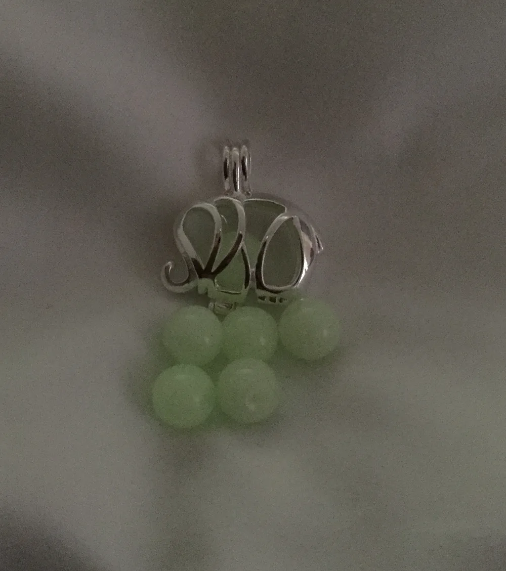 Женское ожерелье с подвеской в виде серебряного слона со светящейся зеленой