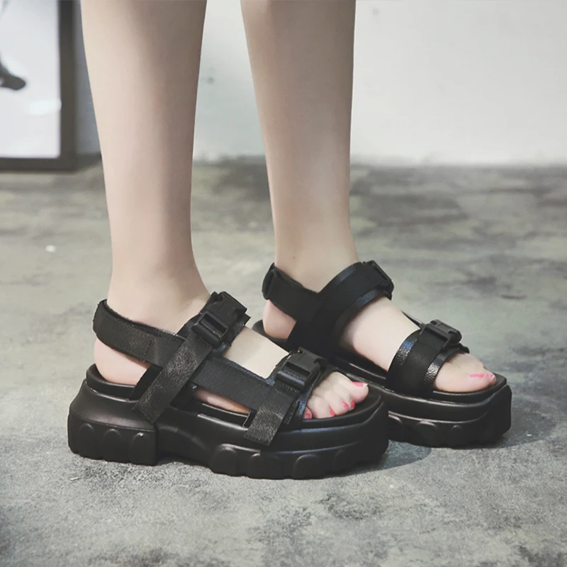 Женские сандалии на танкетке пляжные тапочки платформе прогулочная обувь