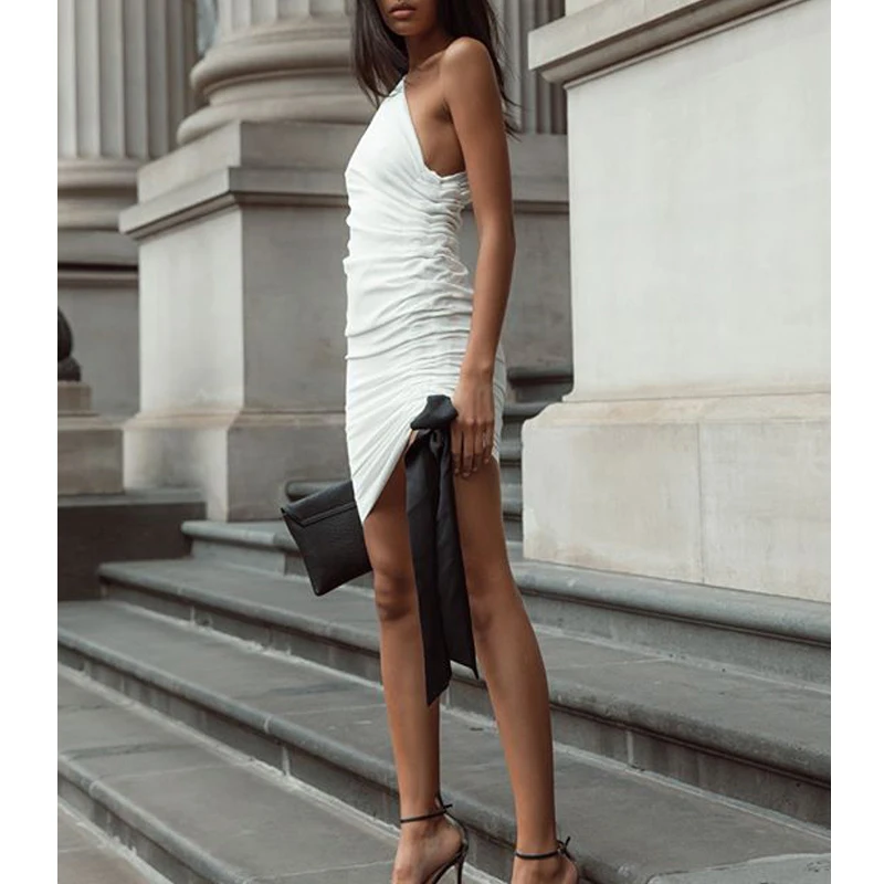 Женское платье с рюшами AEL модельное однотонное на одно плечо длинными рукавами и