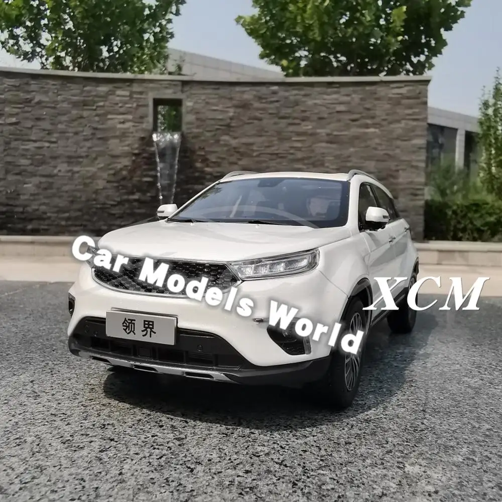 Литая под давлением модель автомобиля для территории 1:18 (белый) + маленький
