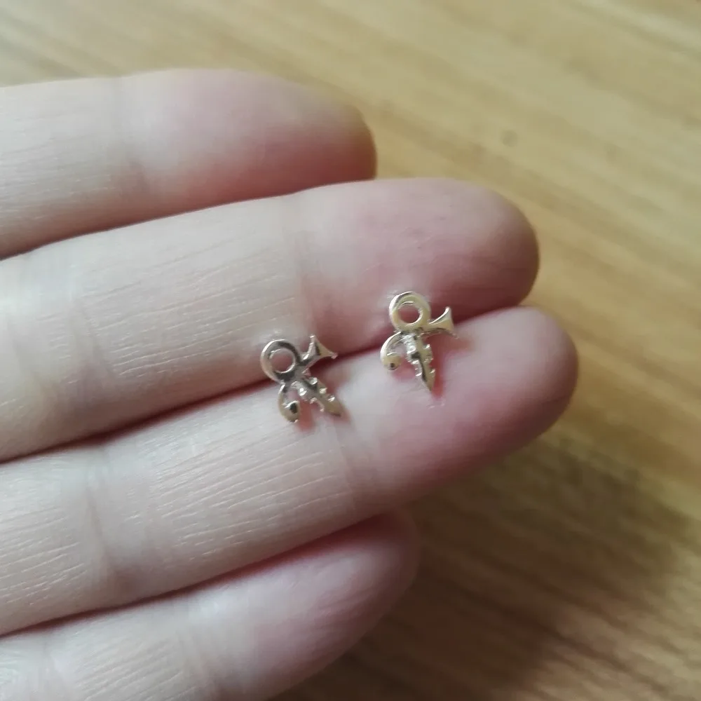 10 шт. Новое поступление модные милые миниатюрные серьги-гвоздики с символом