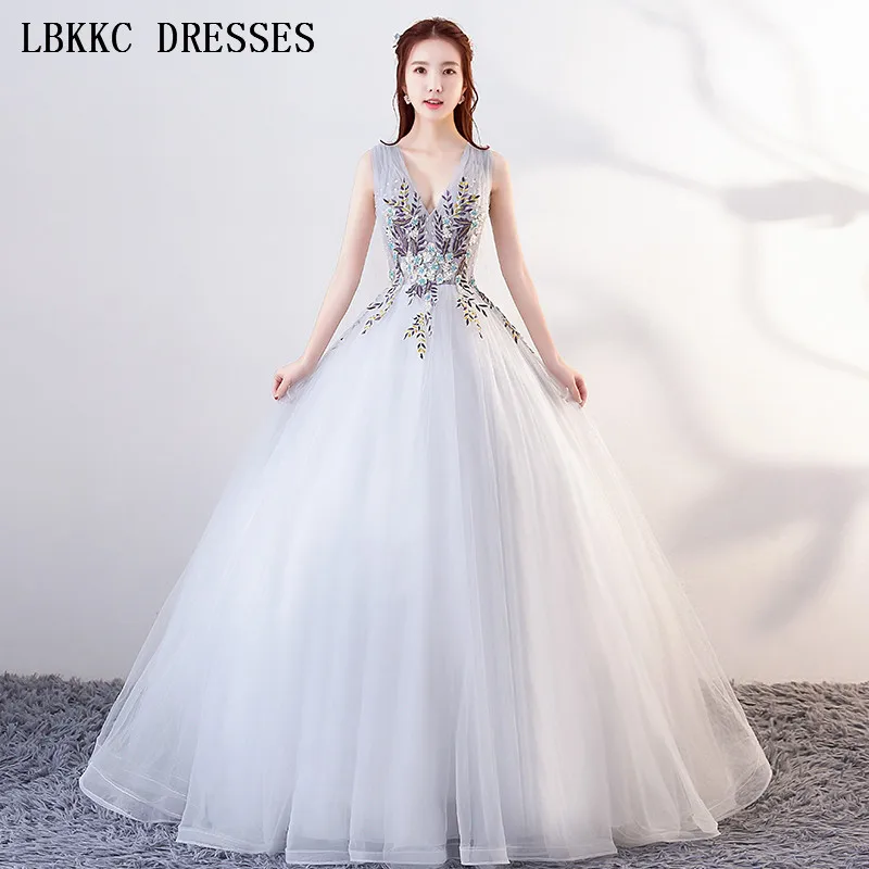 

Silver Quinceanera Dresses Tulle Beads Ball Gown V Neck Sleeveless Vestidos De 15 Anos Sweet 16 Dresses For Girls Ball Dress