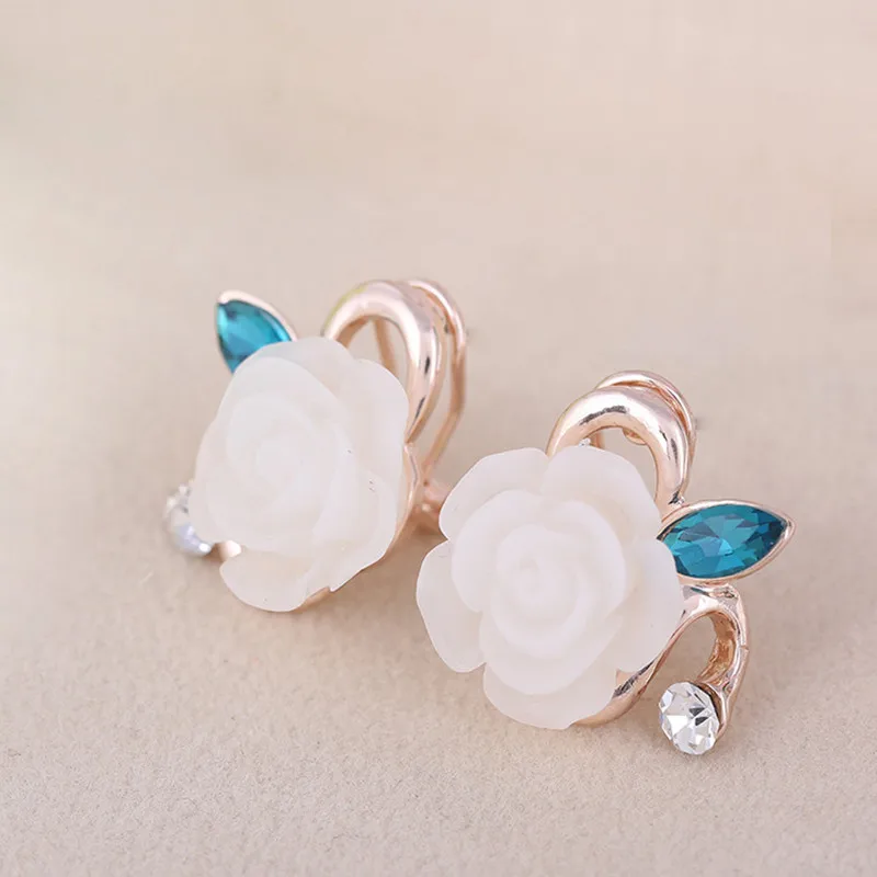 Серьги клипсы с белыми розами серьги манжеты инкрустированными стразами без