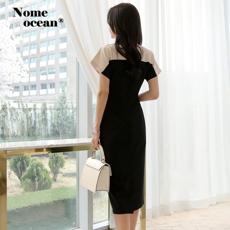 Женское офисное платье средней длины с коротким рукавом разноцветное облегающее