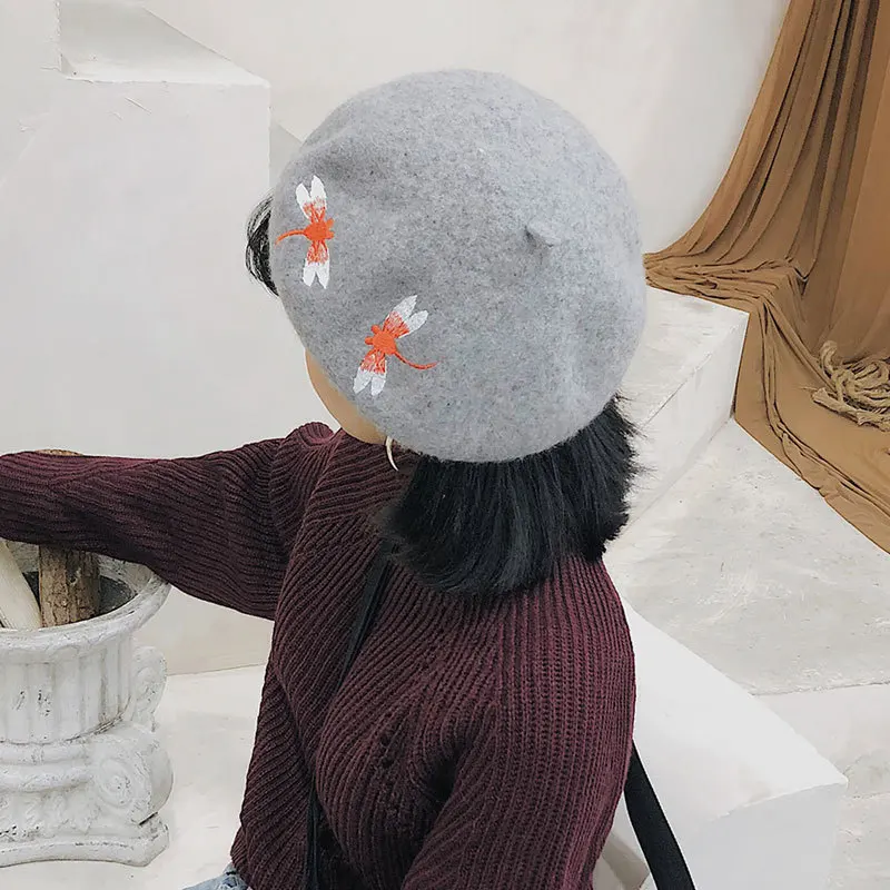 Зимний берет, шапка для девочек, женский шерстяной берет, шапка, вышивка стрекозы, берет, шапки для женщин, плоская шапка, Boinas de mujer