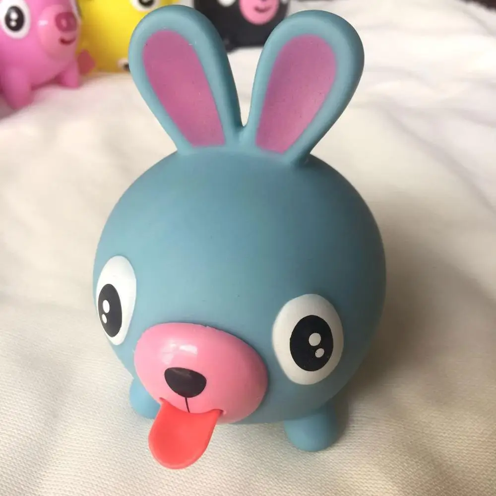 Зажимная игрушка с языком забавная пародия медведя поросенка игрушка милая забавная звуковая игрушка игрушки для снятия стресса животные куклы вентиляционные Детские Игрушки для ванны - Цвет: blue