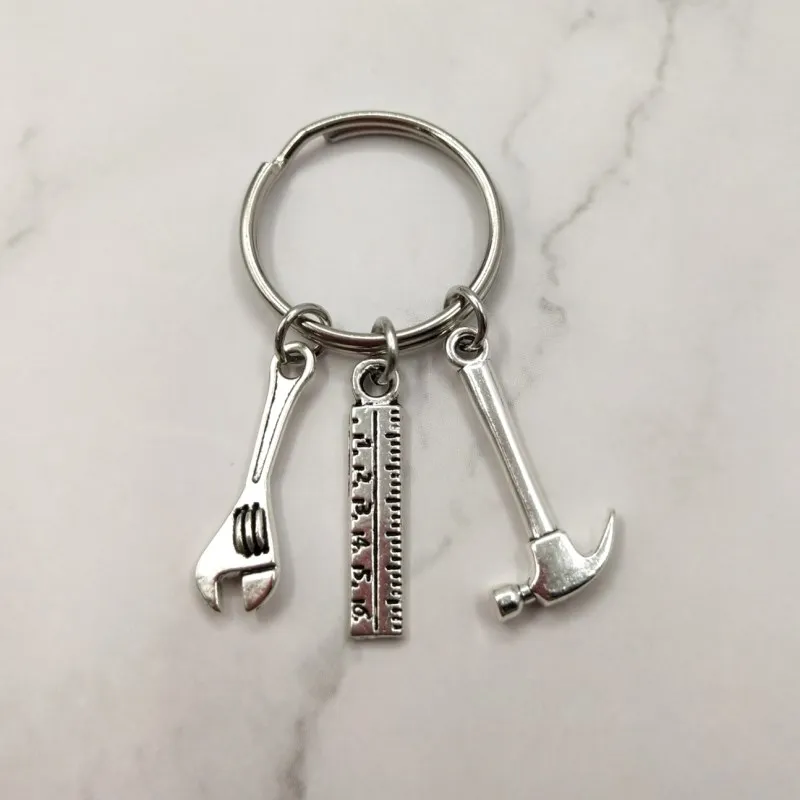 Брелок механика. Брелок папы. Большой и маленький ключ. Брелок в виде коробки передач. Брелок механик.