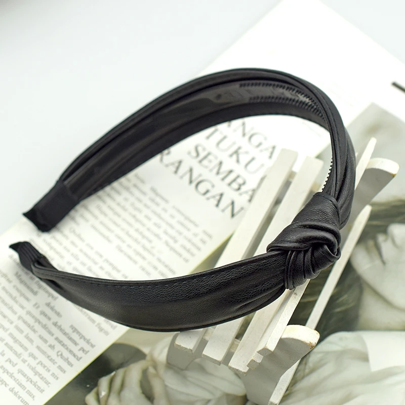 Пояснительная записка: PU Leather Autumn Winter Hairband Knot Headbands for Women Hair Accessories Girls Hoop Female New Fashion Headwear Gifts onПУ Кожа Осень Зима Ободок с узлом для волос для женщин Аксессуары для волос Девочки Обруч Женские Новая мода 