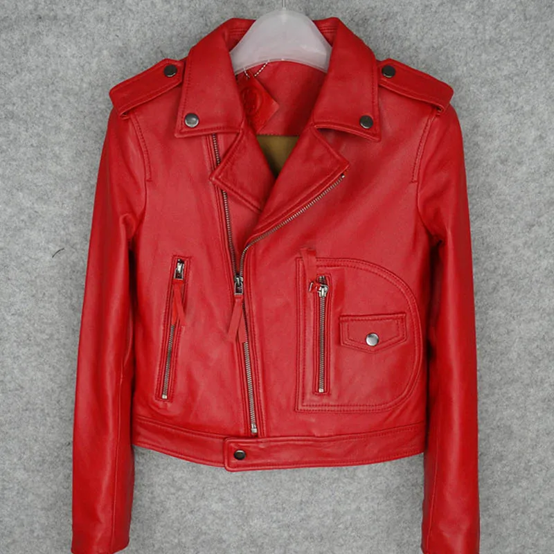 Женская короткая мотоциклетная куртка красная модельная из натуральной кожи в