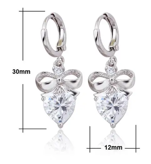 Романтические женские серьги золотистого и белого цвета с сердечком