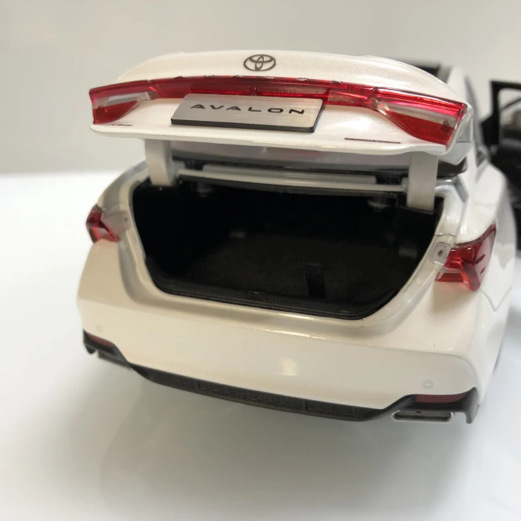 1:18 литья под давлением модель для Toyota Avalon белый Седан сплав игрушечный автомобиль миниатюрная коллекция подарок